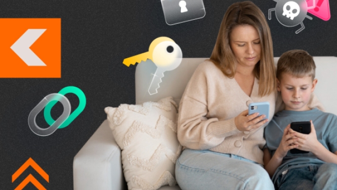 Sieviete un zēns dīvānā lieto viedtālruņus, fonā lidojot kiberdrošības ikonām — atslēgai, piekaramajai slēdzenei un vairogam