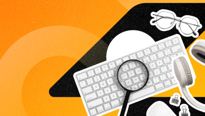 Darba galds ar tastatūru, palielināmo stiklu, austiņām un brillēm uz oranža fona