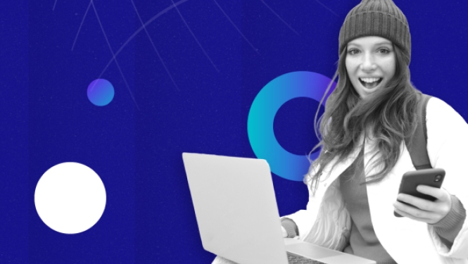 Meitene ar portatīvo datoru