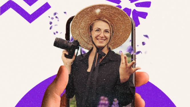 Roka tur viedtālruni, kura ekrānā redzama smaidoša sieviete salmu cepurē ar fotoaparātu uz violeta grafiska fona