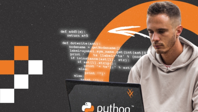 Jauns vīrietis strādā pie klēpjdatora ar Python logotipu uz tumša fona ar programmēšanas koda fragmentiem un oranžiem grafiskiem elementiem