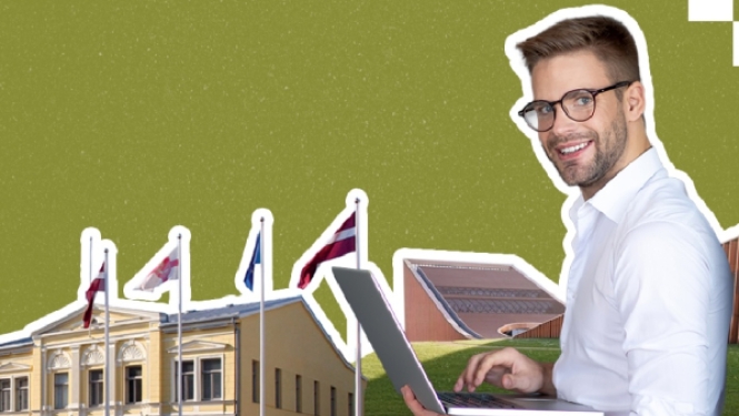 Vīrietis ar brillēm un klēpjdatoru rokās uz zaļa fona, kurā redzama dzeltena ēka ar karogiem un uzraksts "DIGITĀLAIS CENTRS".