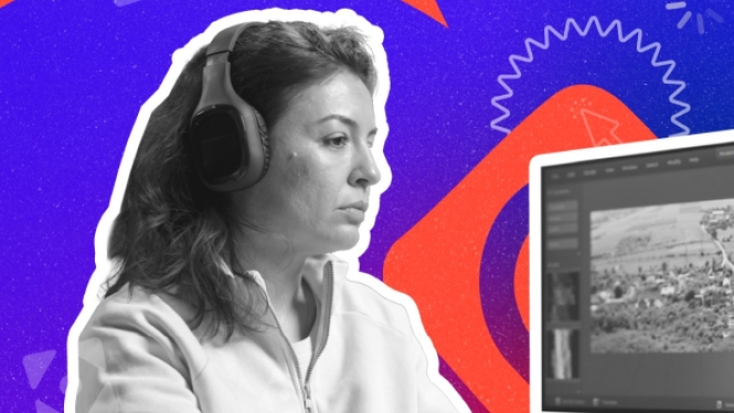 Melnbalts attēls ar sievieti austiņās, kura koncentrējusies strādā pie datora uz koša, grafiska sarkani zila fona