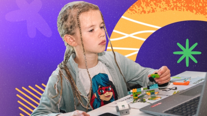 Meitene pie galda konstruē robotu pie atvērta klēpjdatora uz koša, violeta grafiska fona