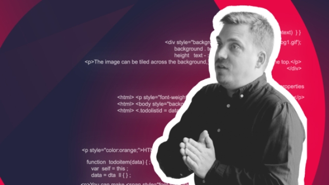 Melnbalts vīrieša portrets runātāja pozā uz tumša fona ar sarkanām grafiskām līnijām un programmēšanas koda fragmentiem