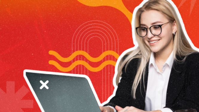 Smaidoša sieviete ar brillēm strādā pie klēpjdatora uz spilgti oranža fona, ko papildina stilizēti saules simboli un viļņotas līnijas