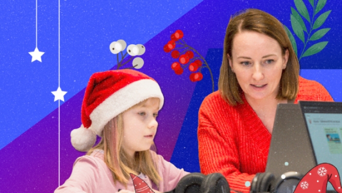 Sieviete un meitene Ziemassvētku vecīša cepurē sēž pie datora uz zila fona, ko papildina svētku ilustrācijas: zvaigznes, ogas un rūķi.