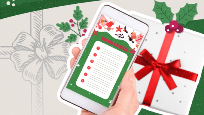 Roka tur viedtālruni ar sarakstu uz ekrāna, fonā redzama dāvana ar sarkanu lenti un svētku rotājumi uz zaļa fona.