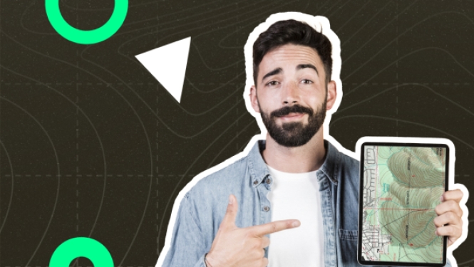 Bārdains vīrietis džinsa kreklā rāda uz planšetdatoru savā rokā; fonā redzamas zaļas atrašanās vietas ikonas un topogrāfiskas līnijas uz tumša fona