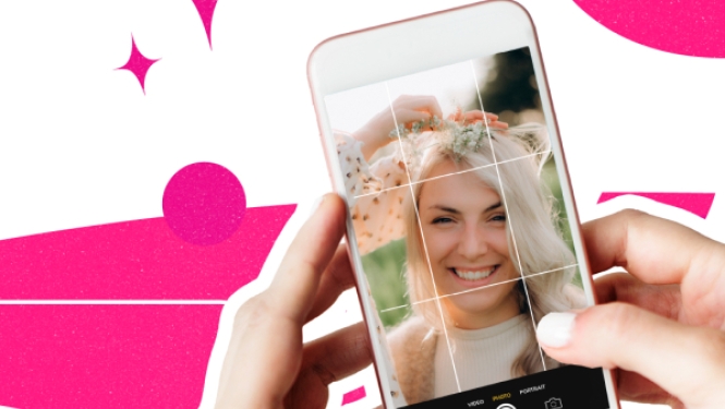 Divas rokas tur viedtālruni, kura ekrānā redzams smaidošas sievietes pašportrets (selfijs), uz spilgti rozā grafiska fona ar zvaigznēm.