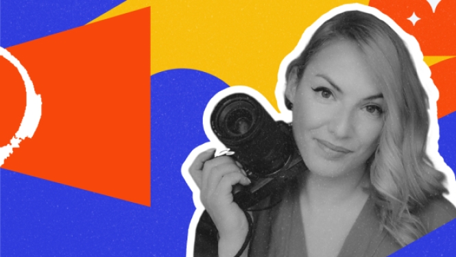 Melnbalts sievietes portrets ar fotoaparātu rokās uz koša, grafiska zili dzeltena fona ar zvaigznītēm un skaļruņa ikonu