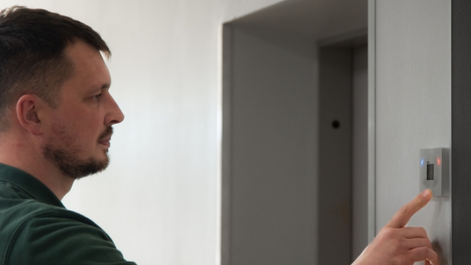 Vīrietis spiež pogu