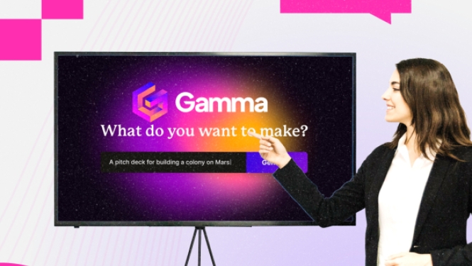 Sieviete tumšā žaketē rāda uz lielu ekrānu, kurā redzama lietotne "Gamma" ar jautājumu "What do you want to create?", uz gaiša fona ar spilgti rozā grafiskiem elementiem.