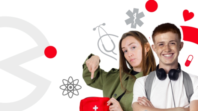 Jaunieši demonstrē pirmās palīdzības aptieciņu, uzsverot drošību un veselības zināšanas