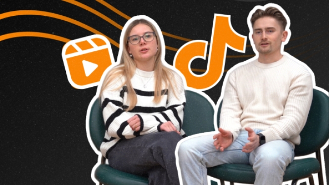 Meitene un zēns sēž