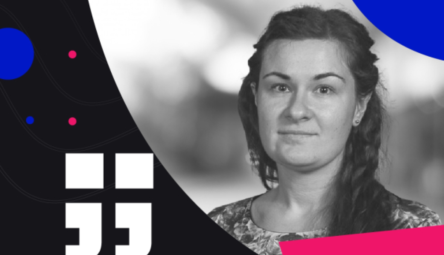 Sievietes portrets melnbaltos toņos uz moderna, grafiska fona ar ziliem, rozā un melniem elementiem