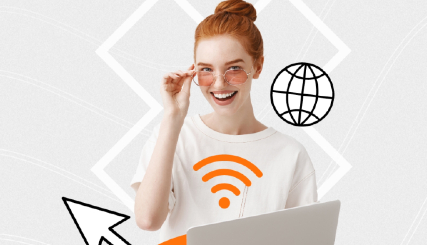 Smaidīga sieviete ar rudām matu cirtām un brillēm tur klēpjdatoru uz gaiša fona, ko papildina oranža Wi-Fi ikona, globusa simbols un grafiski elementi