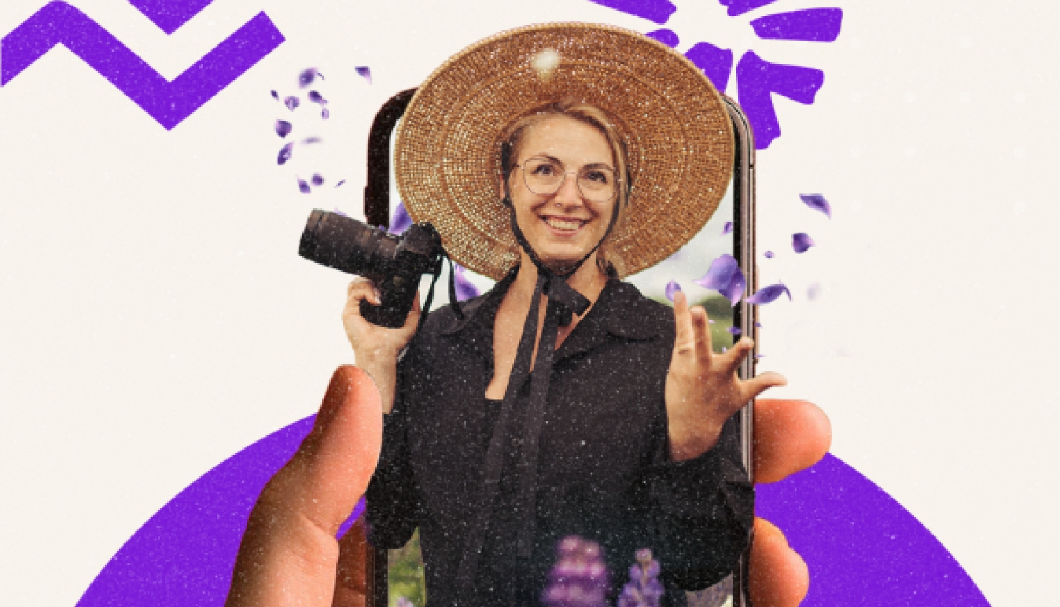 Roka tur viedtālruni, kura ekrānā redzama smaidoša sieviete salmu cepurē ar fotoaparātu uz violeta grafiska fona