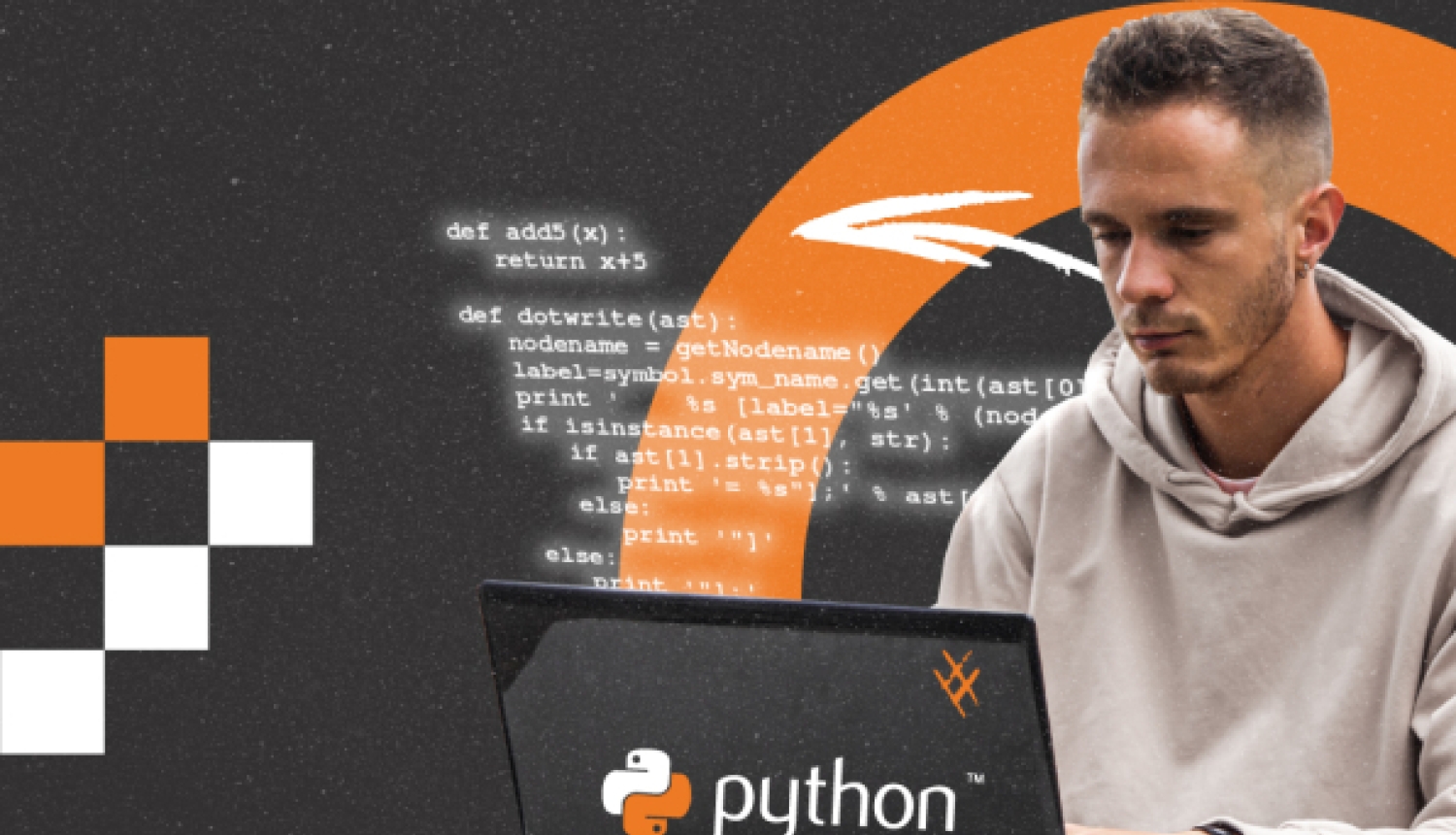 Jauns vīrietis strādā pie klēpjdatora ar Python logotipu uz tumša fona ar programmēšanas koda fragmentiem un oranžiem grafiskiem elementiem
