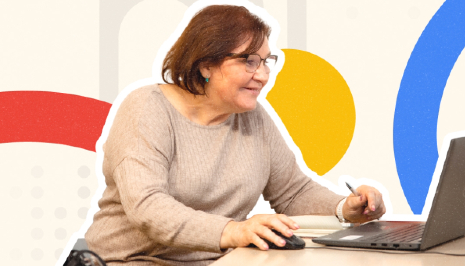 Sieviete strādā pie klēpjdatora uz gaiša fona, ko papildina krāsaini grafiski elementi – zili, zaļi, sarkani un dzelteni apļi un pusapļi.