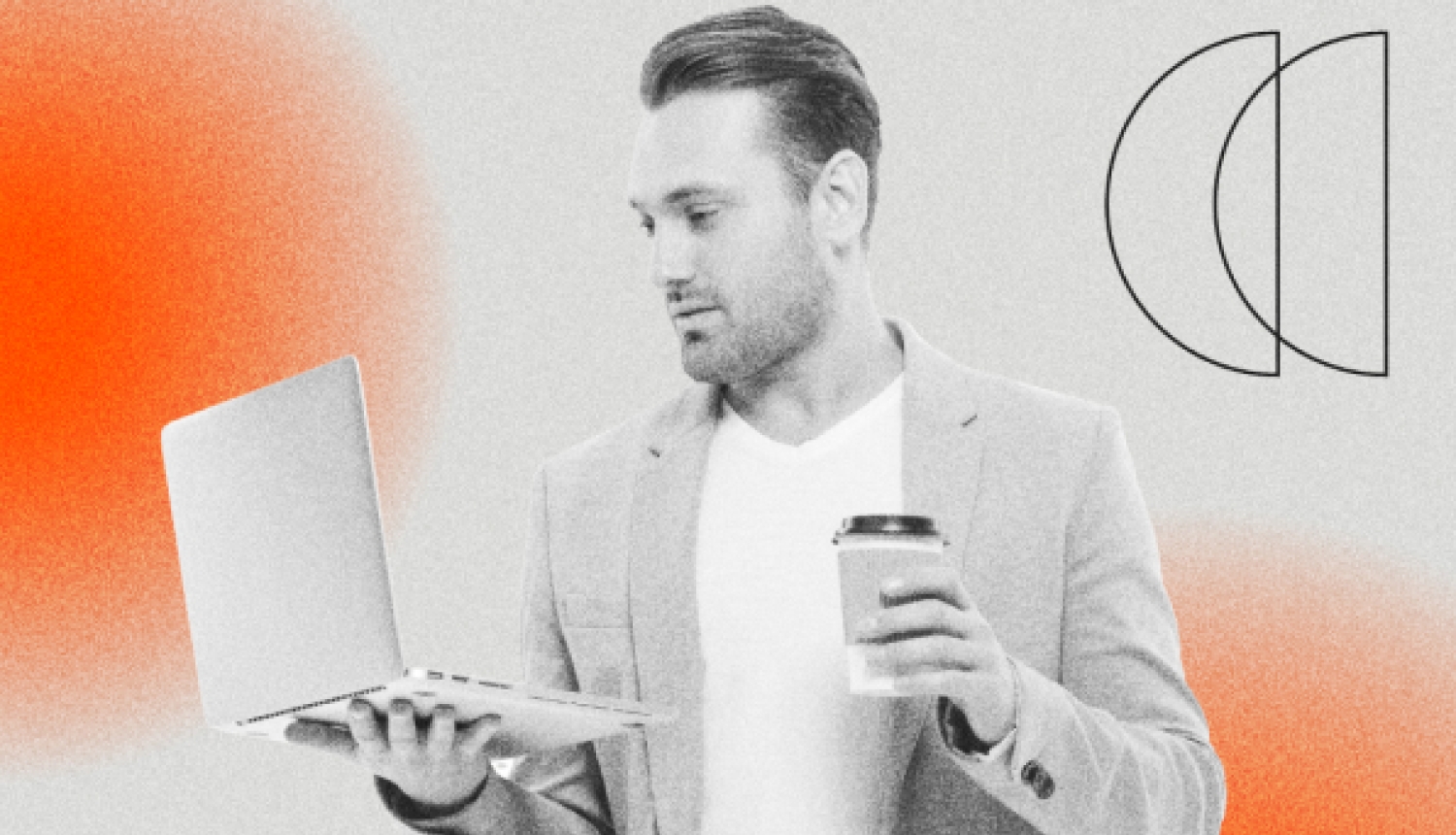 Vīrietis gaišā žaketē vienā rokā tur atvērtu klēpjdatoru, bet otrā — kafijas krūzi uz pelēcīga fona ar oranžiem grafiskiem apļiem
