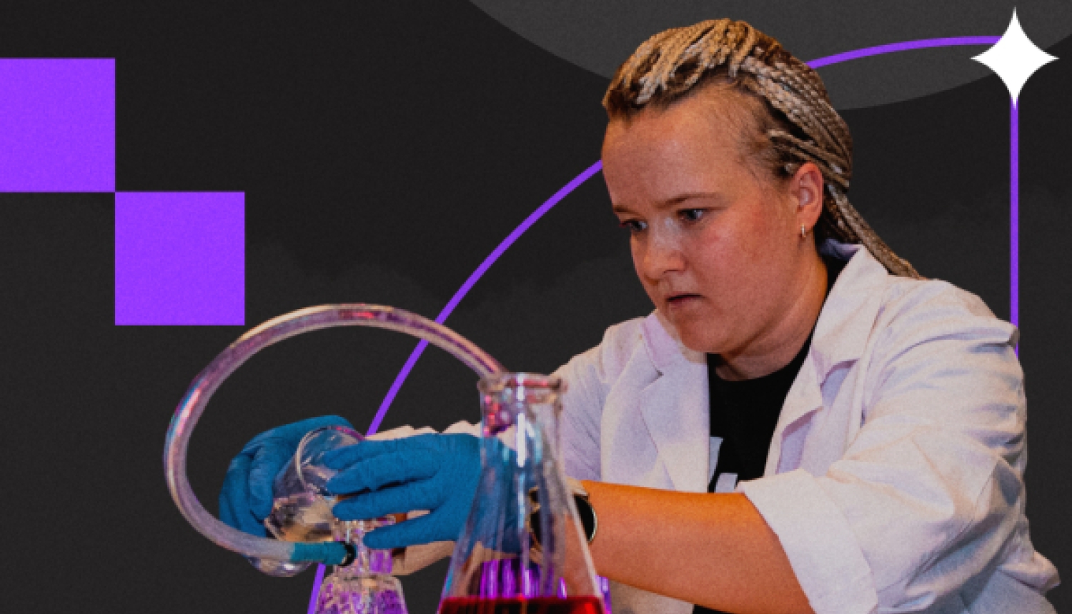 Sieviete laboratorijas mētelī un cimdos veic eksperimentu ar kolbām uz tumša, grafiska fona.