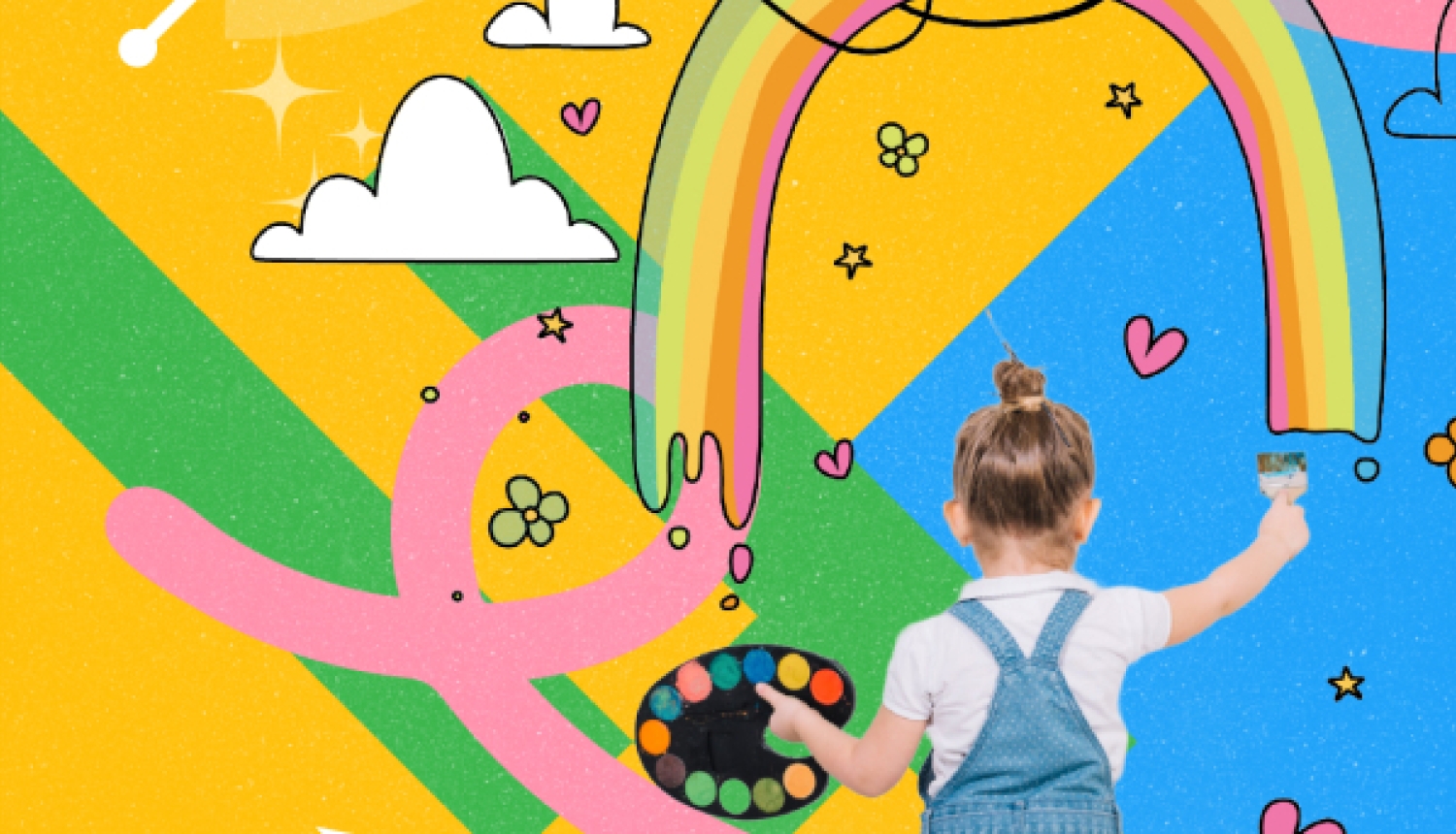 Mazs bērns no mugurpuses ar krāsu paleti rokā zīmē varavīksni uz spilgta, daudzkrāsaina fona, ko papildina mākoņi un saules simbols.