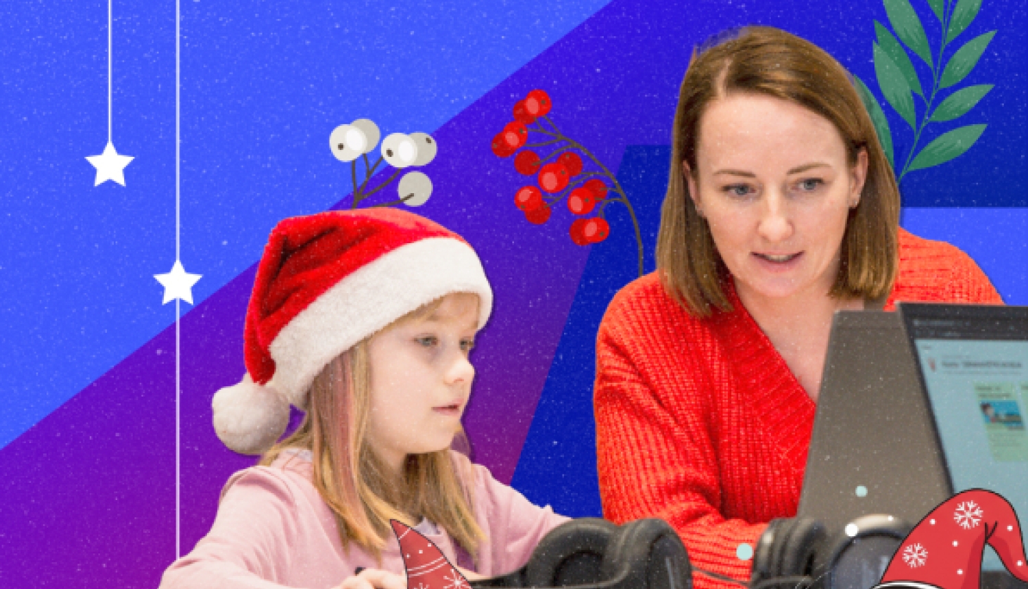 Sieviete un meitene Ziemassvētku vecīša cepurē sēž pie datora uz zila fona, ko papildina svētku ilustrācijas: zvaigznes, ogas un rūķi.