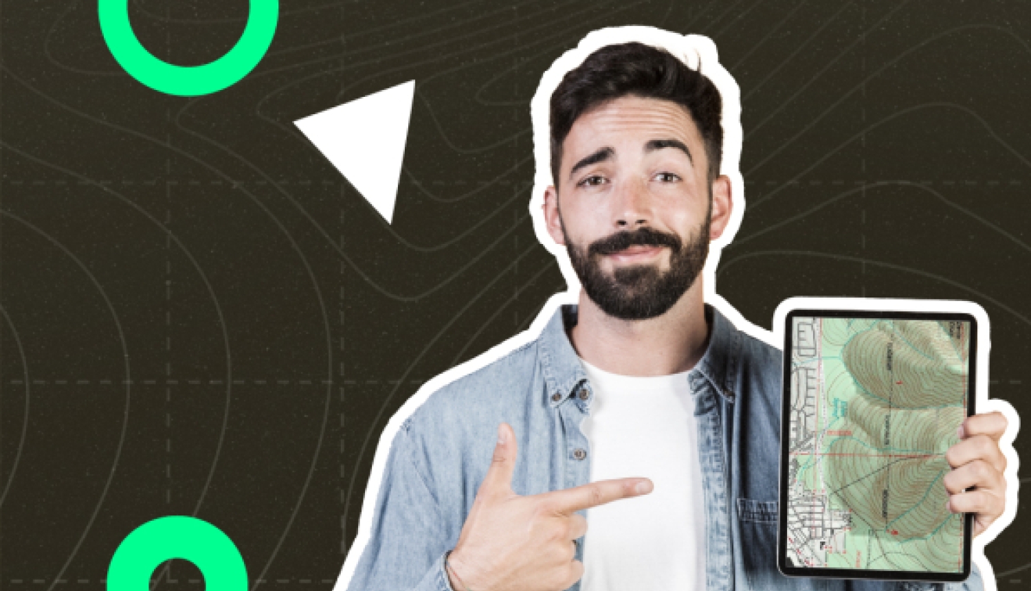 Bārdains vīrietis džinsa kreklā rāda uz planšetdatoru savā rokā; fonā redzamas zaļas atrašanās vietas ikonas un topogrāfiskas līnijas uz tumša fona