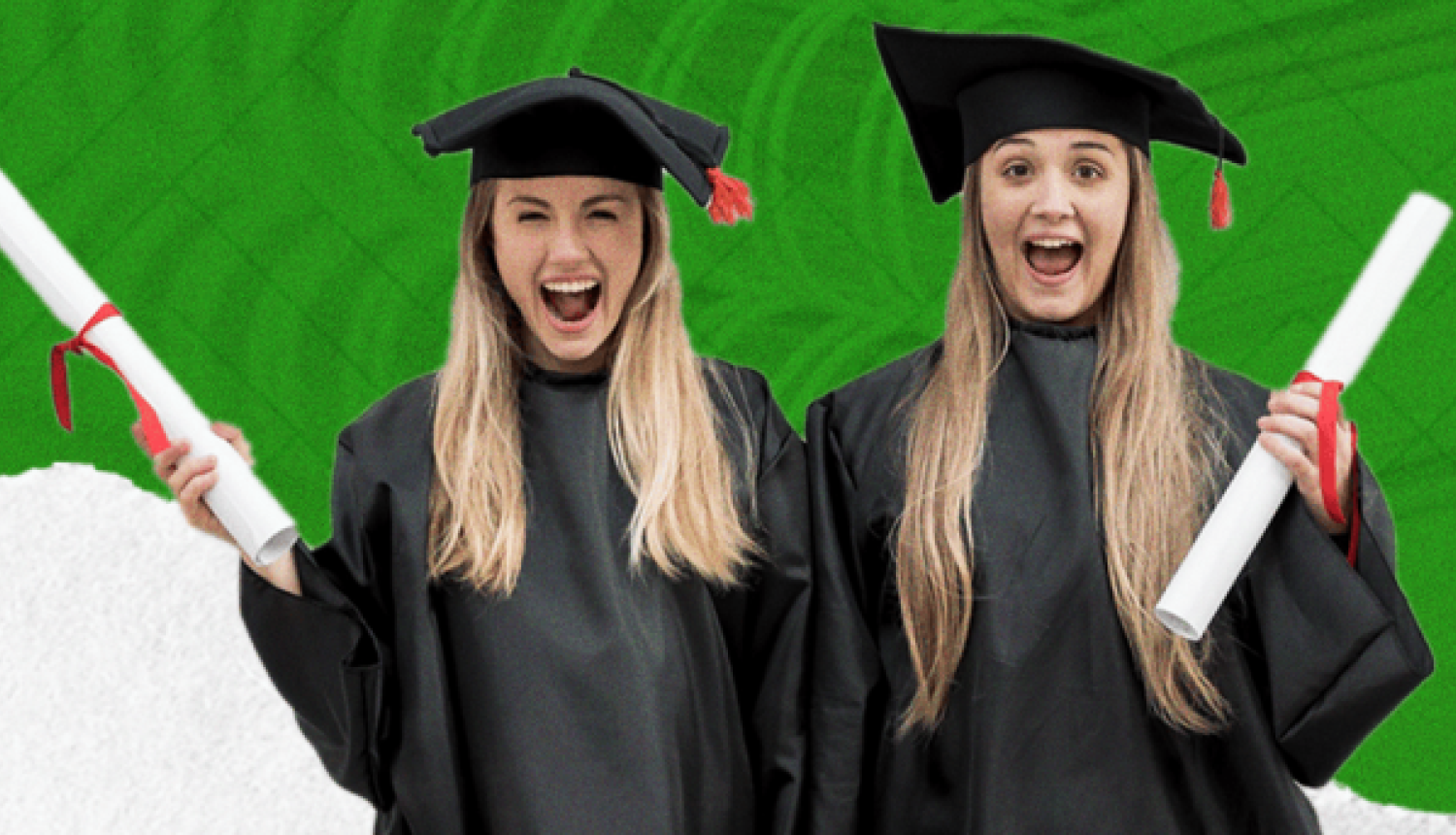 Divas priecīgas absolventes mantijās un akadēmiskajās cepurēs ar diplomiem rokās uz zaļa grafiska fona.