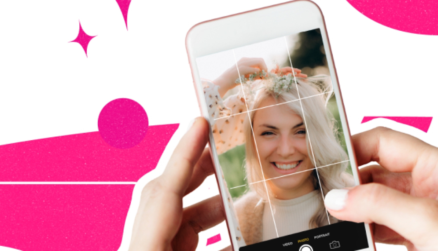 Divas rokas tur viedtālruni, kura ekrānā redzams smaidošas sievietes pašportrets (selfijs), uz spilgti rozā grafiska fona ar zvaigznēm.