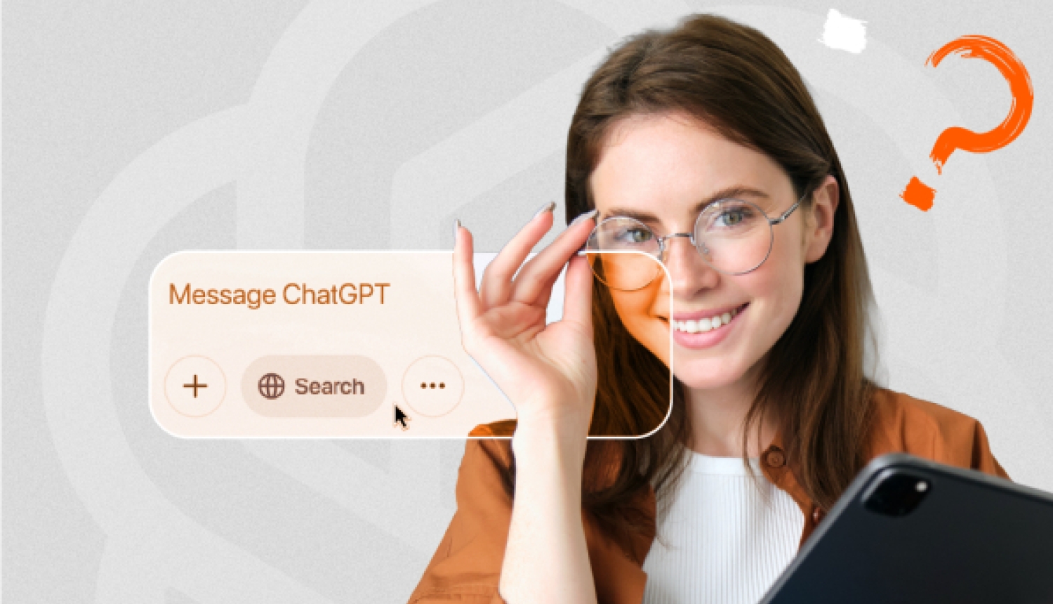 Smaidīga sieviete ar brillēm un planšetdatoru blakus stilizētam tērzēšanas logam "Message ChatGPT"