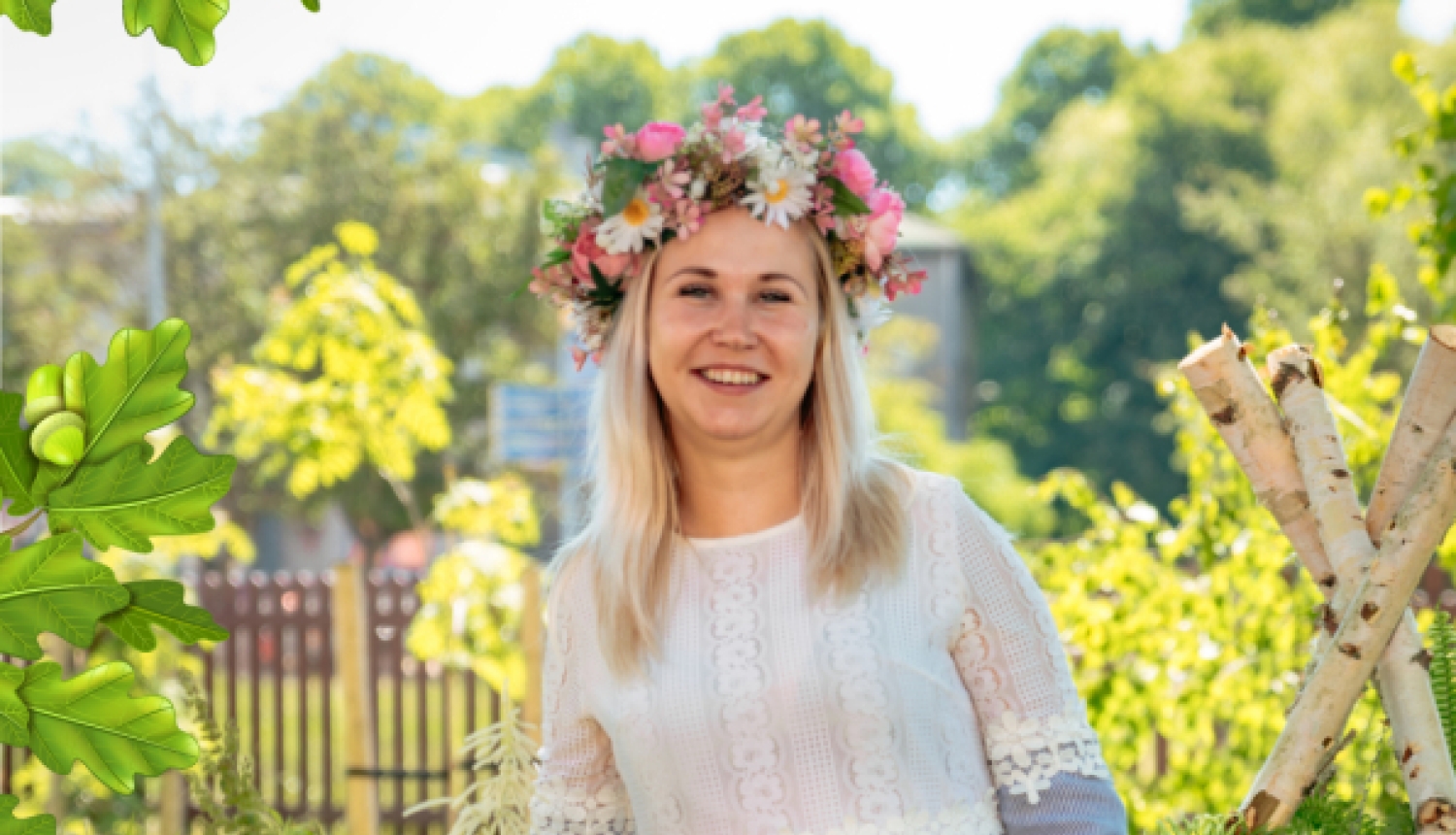 Sieviete ar ziedu vainagu galvā smaida uz dabas fona, ko ieskauj ozolzaru un zīļu ilustrācijas.