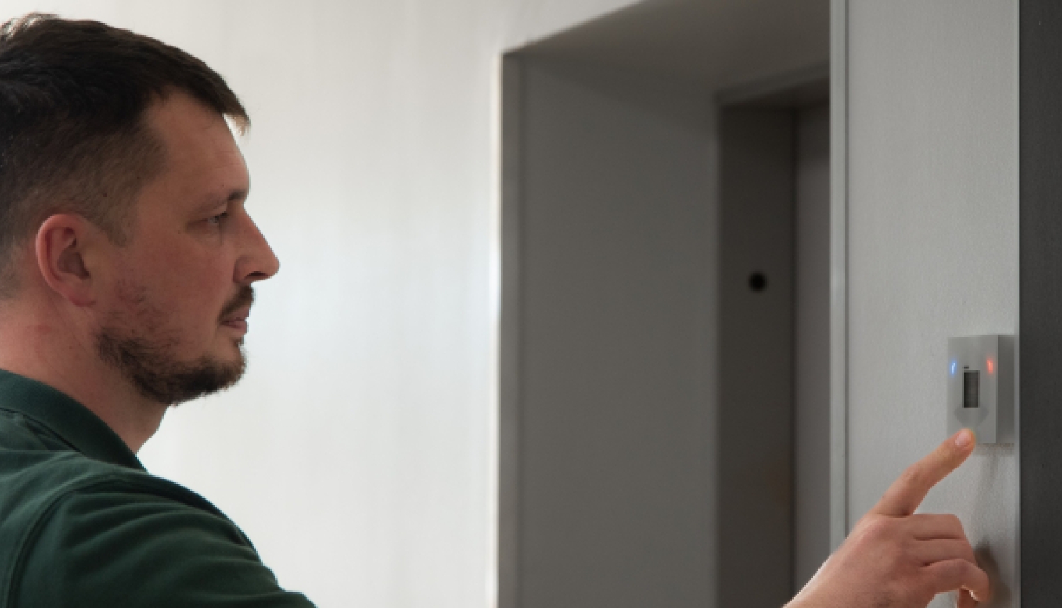 Vīrietis spiež pogu