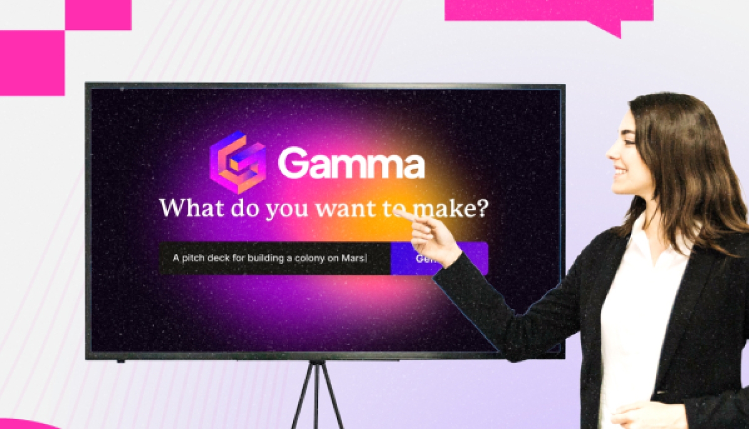 Sieviete tumšā žaketē rāda uz lielu ekrānu, kurā redzama lietotne "Gamma" ar jautājumu "What do you want to create?", uz gaiša fona ar spilgti rozā grafiskiem elementiem.