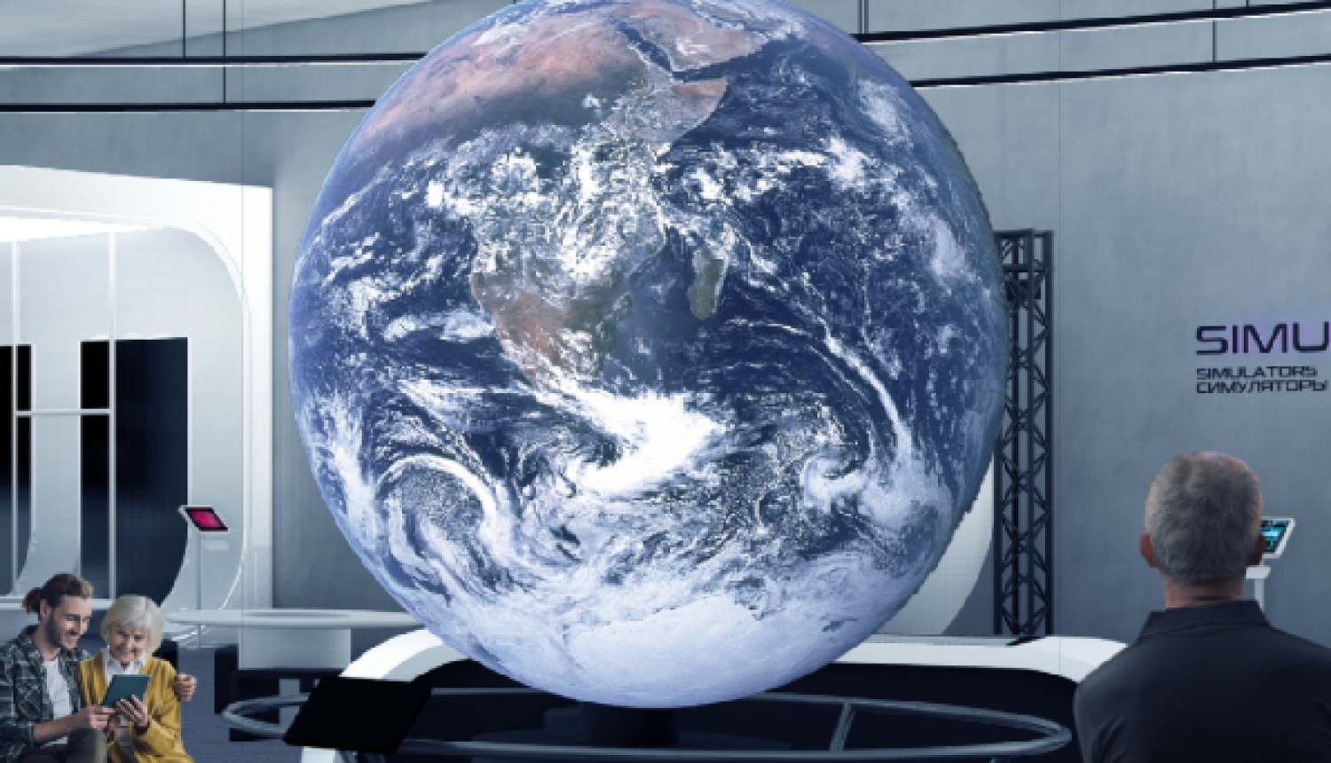 Liela, mirdzoša Zemes lode izstāžu zāles centrā, ko vēro cilvēki