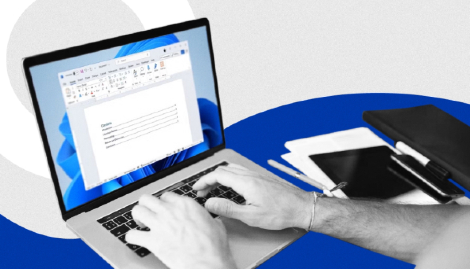 Cilvēka rokas raksta uz klēpjdatora tastatūras, kura ekrānā redzams Word dokuments, uz zila un balta grafiska fona.