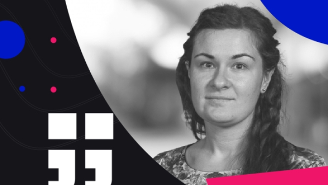 Sievietes portrets melnbaltos toņos uz moderna, grafiska fona ar ziliem, rozā un melniem elementiem