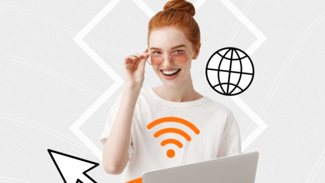 Smaidīga sieviete ar rudām matu cirtām un brillēm tur klēpjdatoru uz gaiša fona, ko papildina oranža Wi-Fi ikona, globusa simbols un grafiski elementi