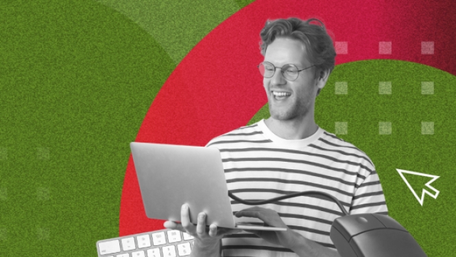 Smaidīgs vīrietis svītrainā krekliņā tur atvērtu klēpjdatoru uz zaļa un sarkana grafiska fona, ko papildina tastatūras un datorpeles ilustrācijas.