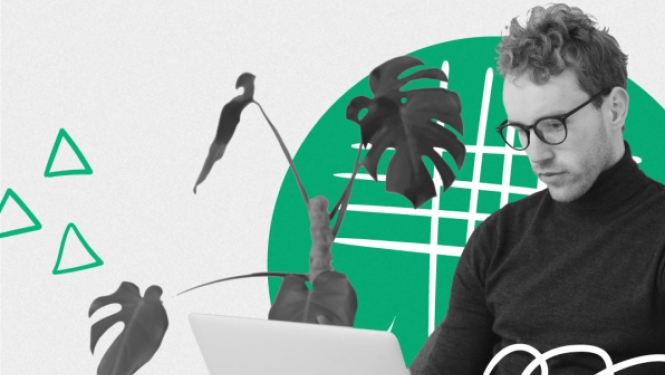 Vīrietis ar brillēm strādā pie klēpjdatora uz balta fona, ko papildina zaļš grafisks aplis, augu lapas un dzeltenas ģeometriskas figūras.