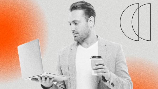 Vīrietis gaišā žaketē vienā rokā tur atvērtu klēpjdatoru, bet otrā — kafijas krūzi uz pelēcīga fona ar oranžiem grafiskiem apļiem
