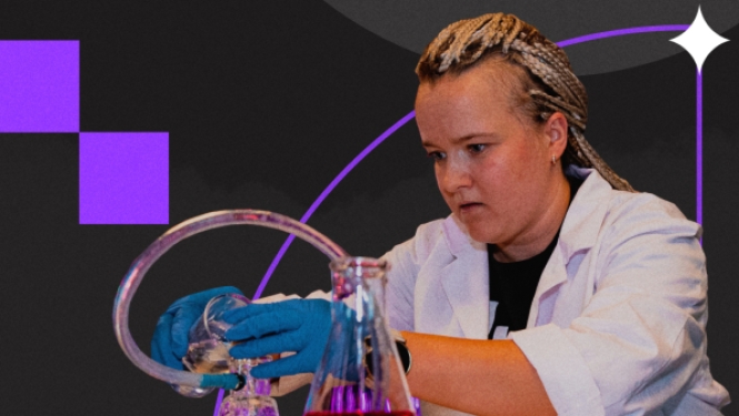 Sieviete laboratorijas mētelī un cimdos veic eksperimentu ar kolbām uz tumša, grafiska fona.