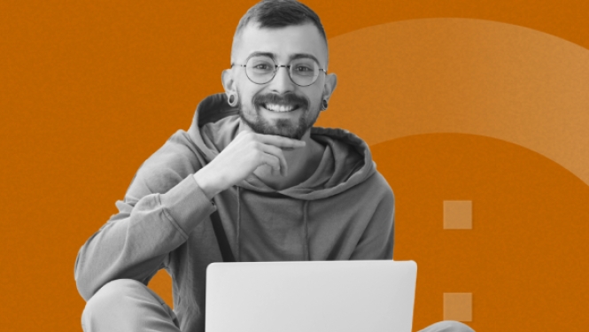 Smaidīgs vīrietis ar brillēm sēž lotosa pozā ar klēpjdatoru klēpī uz oranža, grafiska fona.