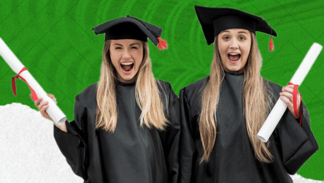 Divas priecīgas absolventes mantijās un akadēmiskajās cepurēs ar diplomiem rokās uz zaļa grafiska fona.