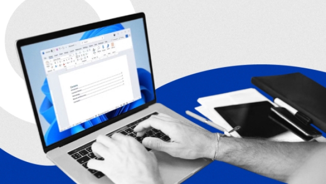 Cilvēka rokas raksta uz klēpjdatora tastatūras, kura ekrānā redzams Word dokuments, uz zila un balta grafiska fona.