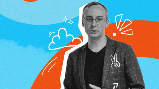 Vīrietis uzvalkā runā uz gaiši zila un oranža grafiska fona, kas papildināts ar mākoņa un drošības ikonām.